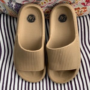 Beach By Matisse Kona Slides tan color size 8 M